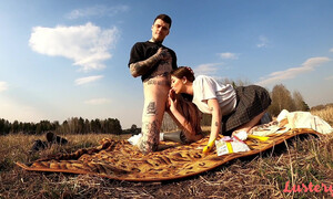 Обещал русской девушке единение с природой, а на деле предоставил единение с хуем